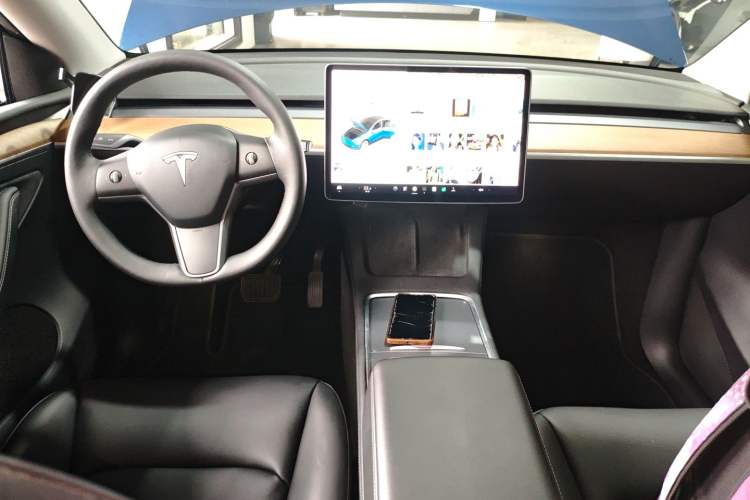 Used Tesla Model Y 2021 Long-Range All-Wheel-Drive Version 3D7 Center Console