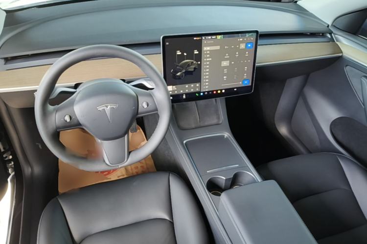 Used Tesla Model Y 2021 Long-Range All-Wheel-Drive Version Center Console