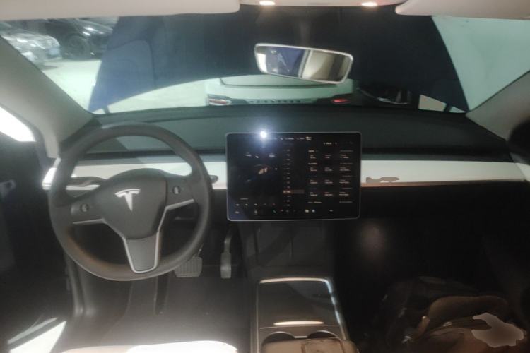 Used Tesla Model Y 2021 Long-Range All-Wheel-Drive Version Center Console