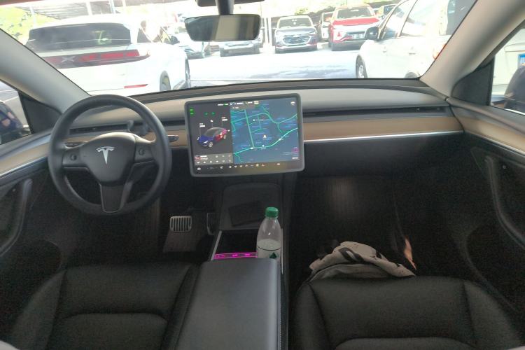Used Tesla Model Y 2021 Standard Range Rear-Wheel Drive Version Center Console