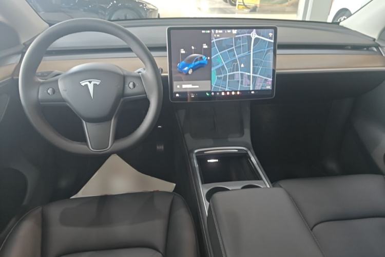 Used Tesla Model Y 2021 Standard Range Rear-Wheel Drive Version Center Console