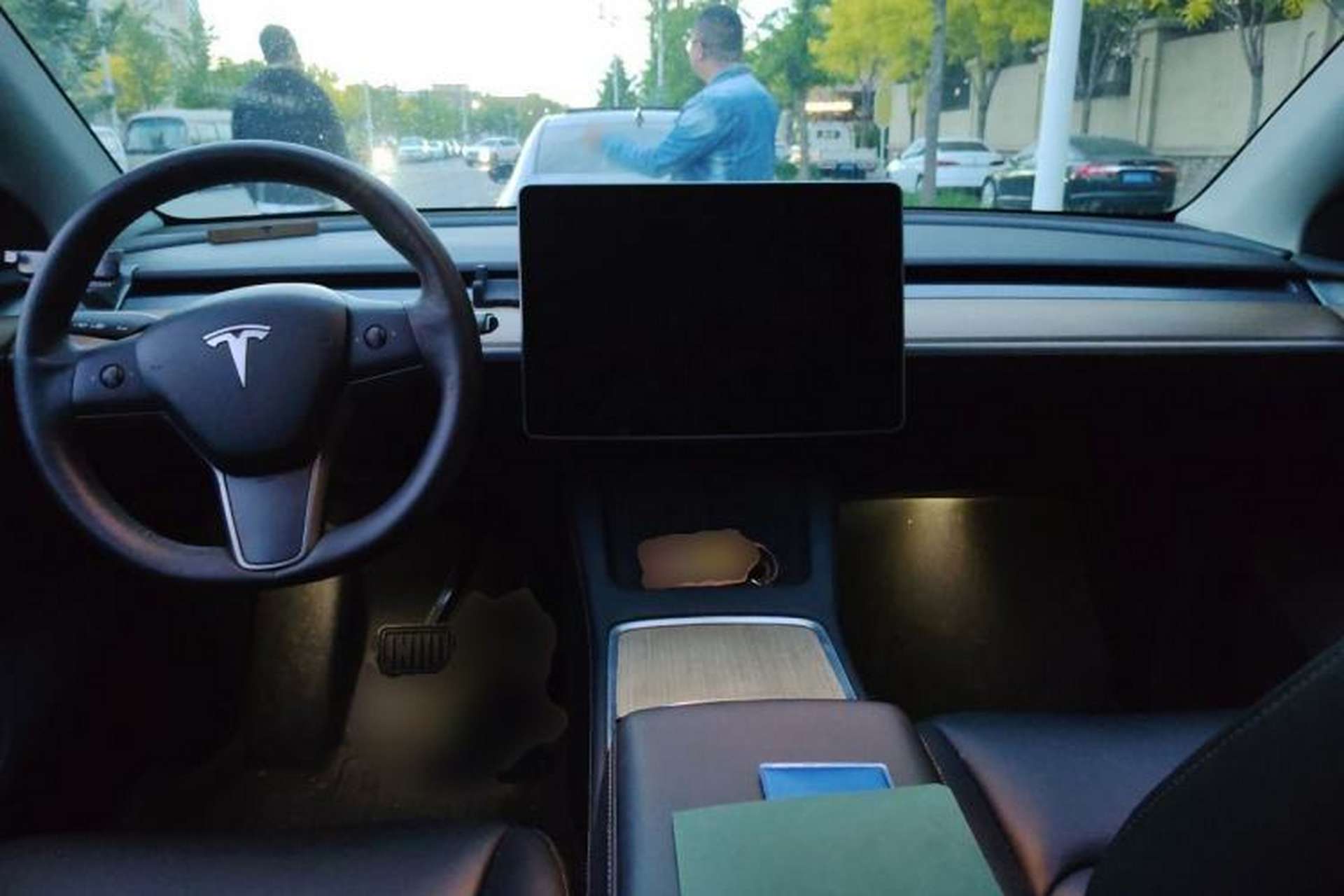 Used Tesla Model Y 2021 Standard Range Rear-Wheel Drive Version Center Console