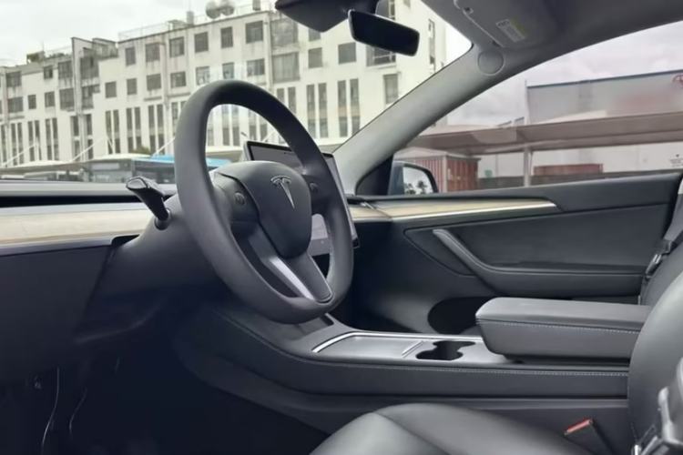 Used Tesla Model Y 2021 Long-Range All-Wheel-Drive Version 3D7 Exterior 3