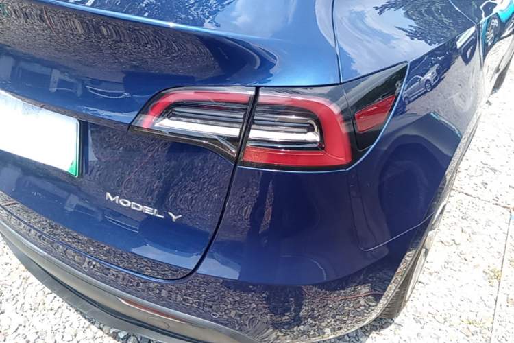Used Tesla Model Y 2021 Long-Range All-Wheel-Drive Version 3D7 Exterior 3