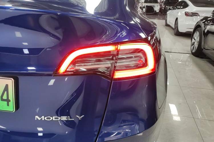 Used Tesla Model Y 2021 Long-Range All-Wheel-Drive Version 3D7 Exterior 3