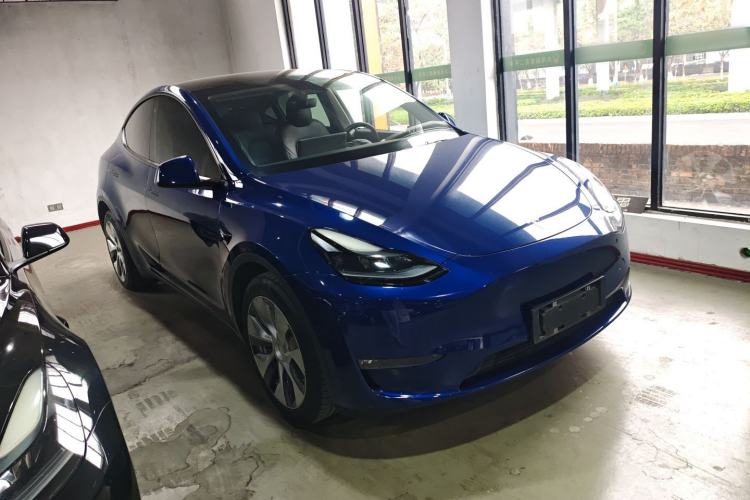 Used Tesla Model Y 2021 Long-Range All-Wheel-Drive Version 3D7 Front Right 45 Deg