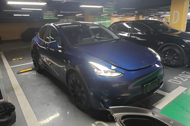 Used Tesla Model Y 2021 Long-Range All-Wheel-Drive Version Front Right 45 Deg