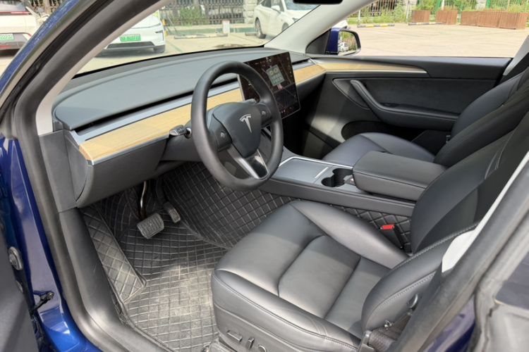 Used Tesla Model Y 2021 Standard Range Rear-Wheel Drive Version Interior 2