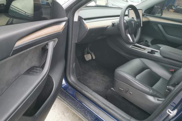 Used Tesla Model Y 2021 Long-Range All-Wheel-Drive Version Interior 3