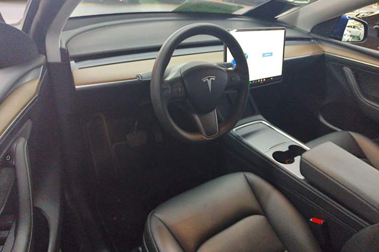 Used Tesla Model Y 2021 Long-Range All-Wheel-Drive Version Interior 3