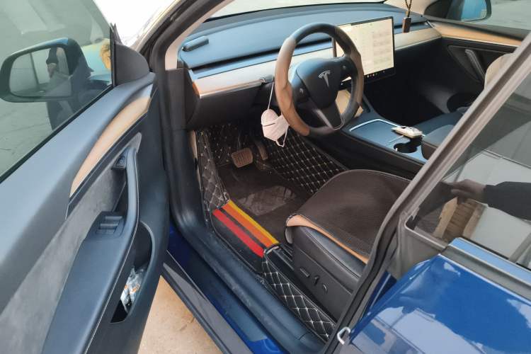 Used Tesla Model Y 2021 Standard Range Rear-Wheel Drive Version Interior 3