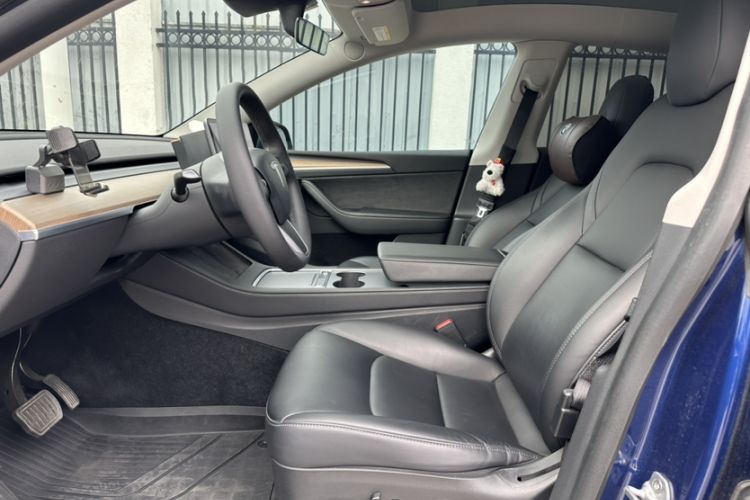 Used Tesla Model Y 2021 Standard Range Rear-Wheel Drive Version Interior 4