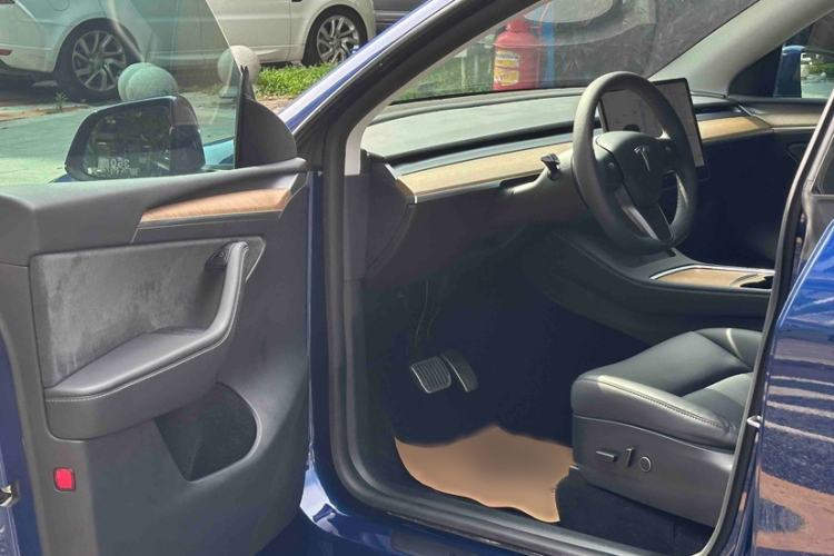 Used Tesla Model Y 2021 Long-Range All-Wheel-Drive Version Interior 5