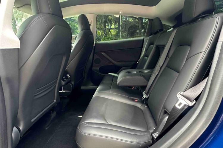 Used Tesla Model Y 2021 Long-Range All-Wheel-Drive Version Interior 6