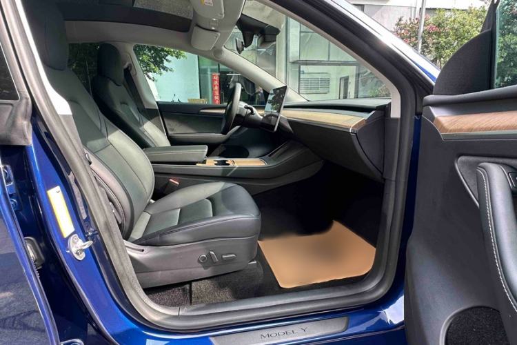Used Tesla Model Y 2021 Long-Range All-Wheel-Drive Version Interior 7