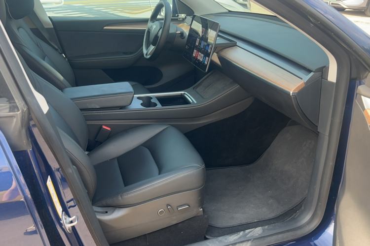 Used Tesla Model Y 2021 Long-Range All-Wheel-Drive Version Interior 7