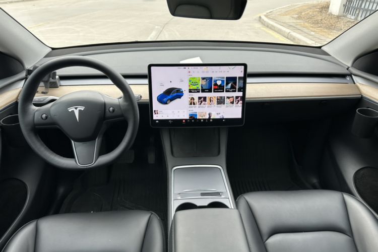 Used Tesla Model Y 2021 Standard Range Rear-Wheel Drive Version Interior 8