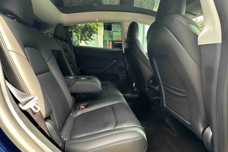 Used Tesla Model Y 2021 Long-Range All-Wheel-Drive Version Interior 9