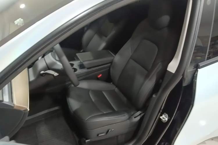 Used Tesla Model Y 2021 Standard Range Rear-Wheel Drive Version Left Front Seat