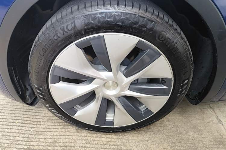 Used Tesla Model Y 2021 Long-Range All-Wheel-Drive Version 3D7 Left Front Wheel Hub
