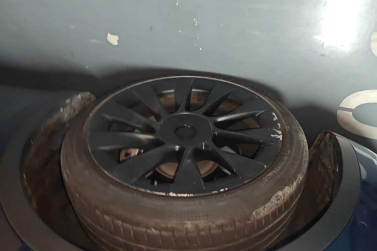 Used Tesla Model Y 2021 Long-Range All-Wheel-Drive Version 3D7 Left Front Wheel Hub