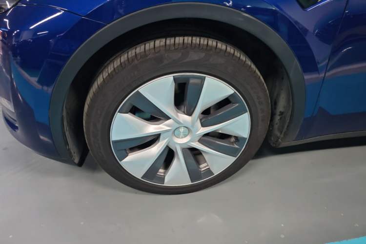 Used Tesla Model Y 2021 Long-Range All-Wheel-Drive Version Left Front Wheel Hub