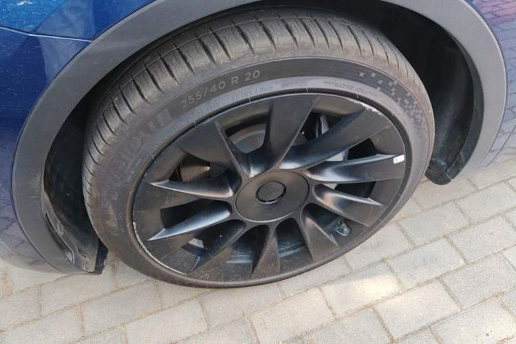 Used Tesla Model Y 2021 Long-Range All-Wheel-Drive Version Left Front Wheel Hub