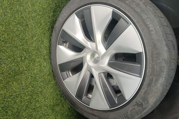 Used Tesla Model Y 2021 Standard Range Rear-Wheel Drive Version Left Front Wheel Hub