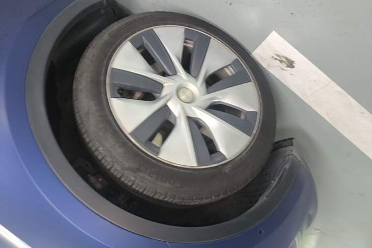 Used Tesla Model Y 2021 Long-Range All-Wheel-Drive Version Left Front Wheel Hub