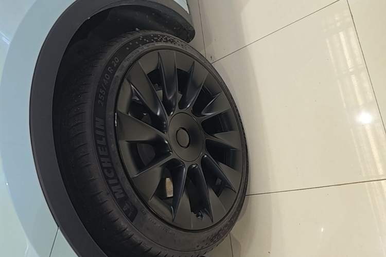 Used Tesla Model Y 2021 Standard Range Rear-Wheel Drive Version Left Front Wheel Hub