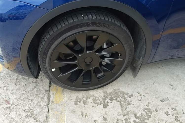 Used Tesla Model Y 2021 Long-Range All-Wheel-Drive Version 3D7 Left Front Wheel Hub