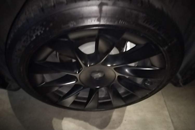 Used Tesla Model Y 2021 Long-Range All-Wheel-Drive Version Left Front Wheel Hub