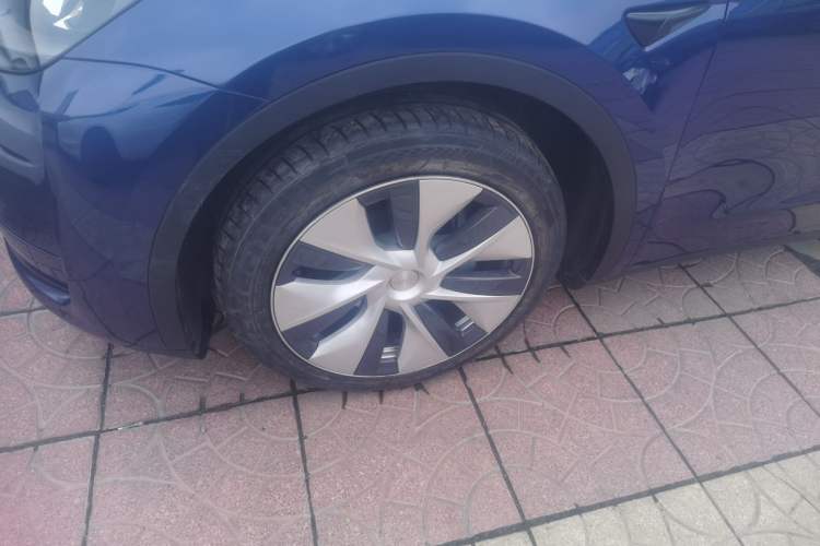 Used Tesla Model Y 2021 Long-Range All-Wheel-Drive Version 3D7 Left Front Wheel Hub