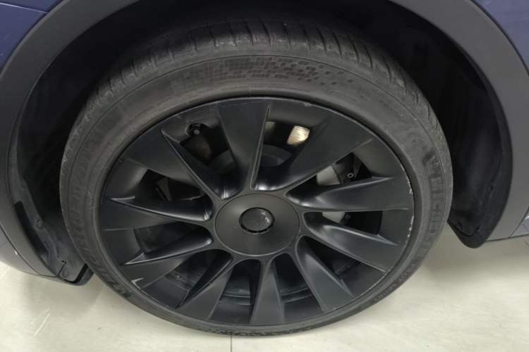 Used Tesla Model Y 2021 Long-Range All-Wheel-Drive Version 3D7 Left Front Wheel Hub
