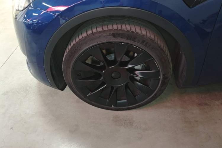 Used Tesla Model Y 2021 Long-Range All-Wheel-Drive Version 3D7 Left Front Wheel Hub