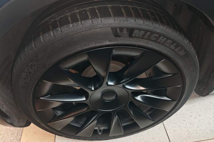 Used Tesla Model Y 2021 Long-Range All-Wheel-Drive Version 3D7 Left Front Wheel Hub