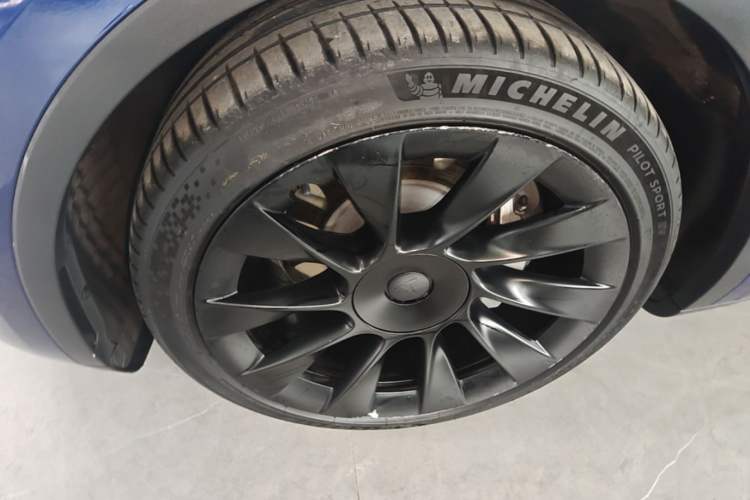 Used Tesla Model Y 2021 Long-Range All-Wheel-Drive Version 3D7 Left Front Wheel Hub