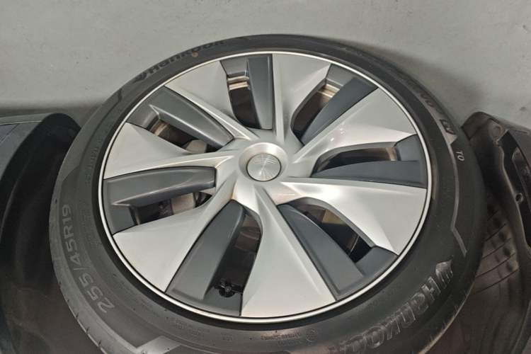 Used Tesla Model Y 2021 Standard Range Rear-Wheel Drive Version Left Front Wheel Hub