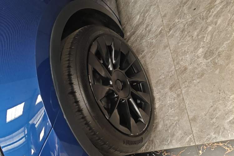 Used Tesla Model Y 2021 Long-Range All-Wheel-Drive Version Left Front Wheel Hub