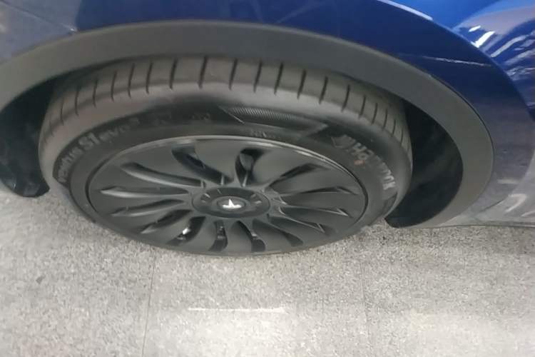 Used Tesla Model Y 2021 Long-Range All-Wheel-Drive Version 3D7 Left Front Wheel Hub