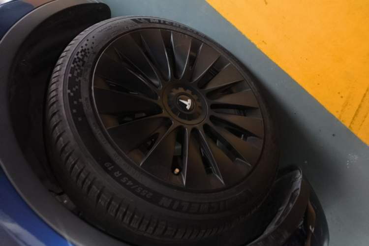 Used Tesla Model Y 2021 Long-Range All-Wheel-Drive Version Left Front Wheel Hub