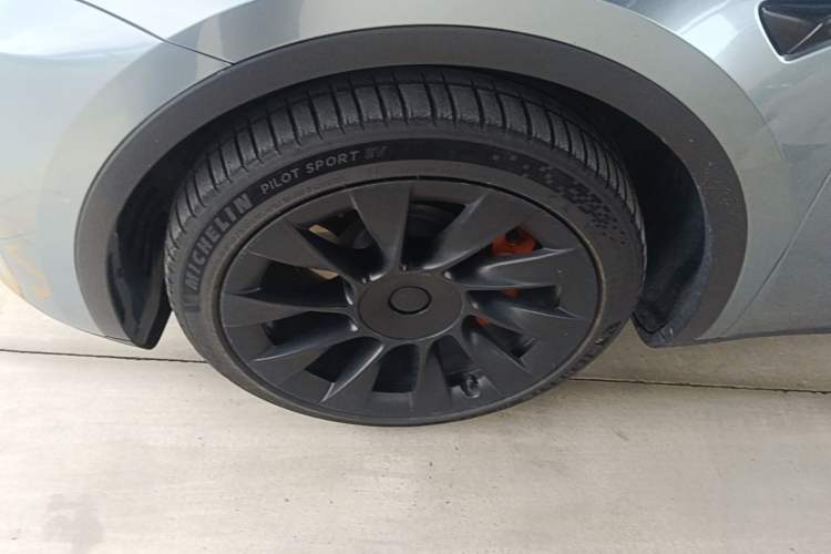 Used Tesla Model Y 2021 Standard Range Rear-Wheel Drive Version Left Front Wheel Hub