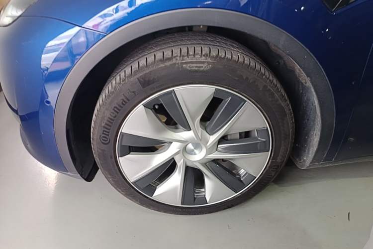 Used Tesla Model Y 2021 Long-Range All-Wheel-Drive Version Left Front Wheel Hub