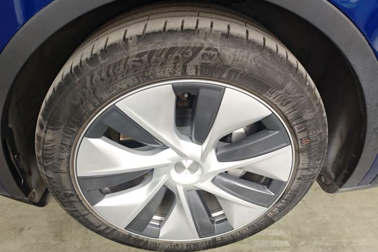 Used Tesla Model Y 2021 Long-Range All-Wheel-Drive Version 3D7 Left Front Wheel Hub