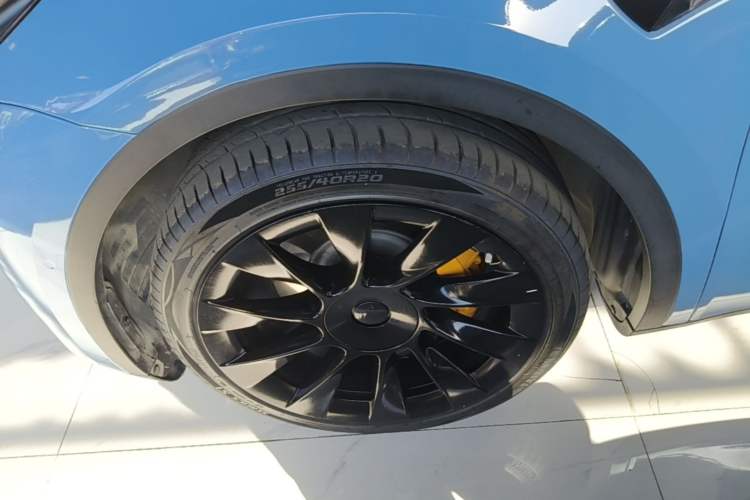 Used Tesla Model Y 2021 Long-Range All-Wheel-Drive Version Left Front Wheel Hub