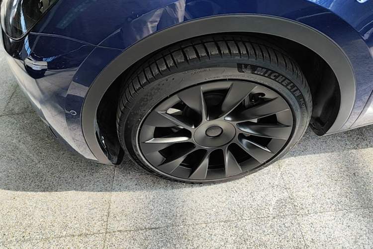 Used Tesla Model Y 2021 Long-Range All-Wheel-Drive Version 3D7 Left Front Wheel Hub