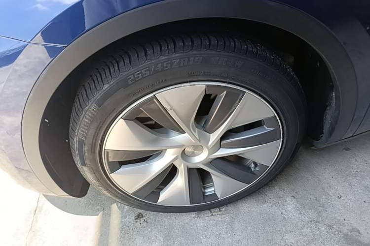 Used Tesla Model Y 2021 Standard Range Rear-Wheel Drive Version Left Front Wheel Hub