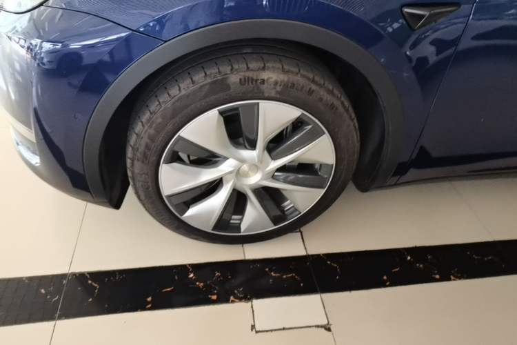 Used Tesla Model Y 2021 Long-Range All-Wheel-Drive Version Left Front Wheel Hub