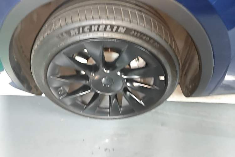 Used Tesla Model Y 2021 Long-Range All-Wheel-Drive Version Left Front Wheel Hub