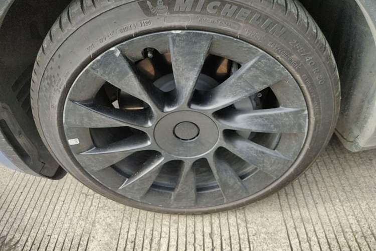 Used Tesla Model Y 2021 Long-Range All-Wheel-Drive Version 3D7 Left Front Wheel Hub